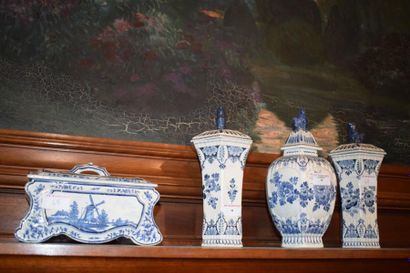 null Paire de vases cornets et potiche couverte en faïence de Delft, et une boîte...