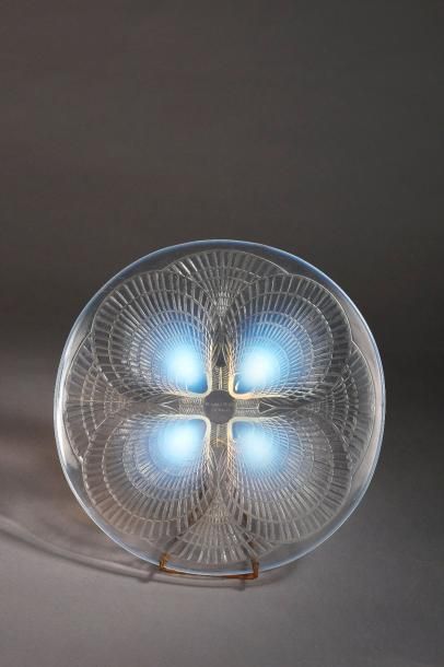 LALIQUE FRANCE Coupe plate «Coquilles» en cristal moulé-pressé, signée R. Lalique,...