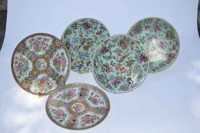 null Cinq assiettes en porcelaine de Chine polychrome (modèles différents)