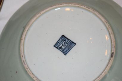 null Cinq assiettes en porcelaine de Chine polychrome (modèles différents)