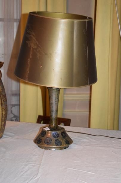null Vase soliflore en émail lustré, monté en lampe
Vers 1900
Réparé