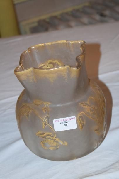 MONTJOYE - Saint-Denis Vase en verre givré à décor doré de coquelicots
Signé Denis
H....