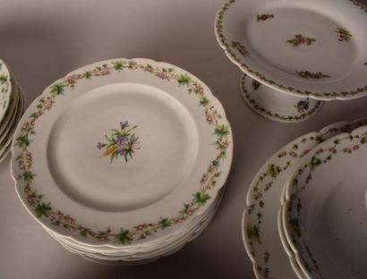 null Service en porcelaine important à décor de frises fleuries, fin 19e - début...