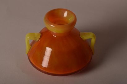 null SCHNEIDER

Un vase conique en verre soufflé orange et deux anses jaunes appliquées

Signature...