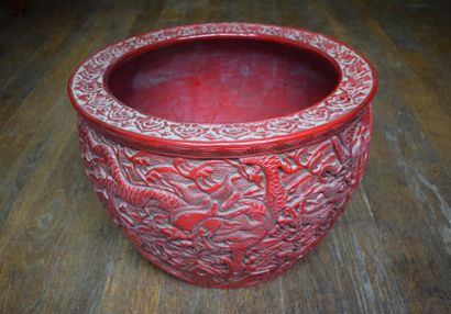 null Grande vasque en porcelaine émaillée rouge imitant la laque sculptée à décor...