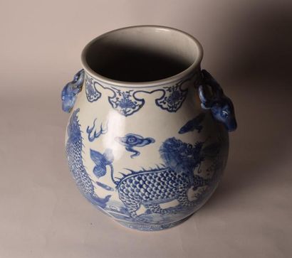 null CHINE - XXe siècle

Vase à panse basse en porcelaine décorée en bleu sous couverte...