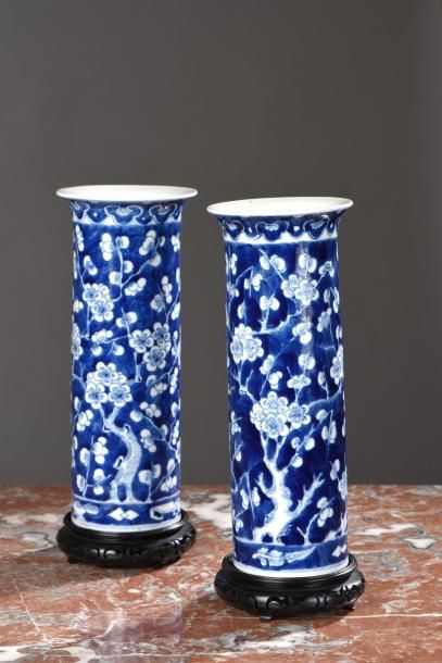 null CHINE, XIXe siècle.

Deux vases cornet en porcelaine à décor tapissant en bleu...