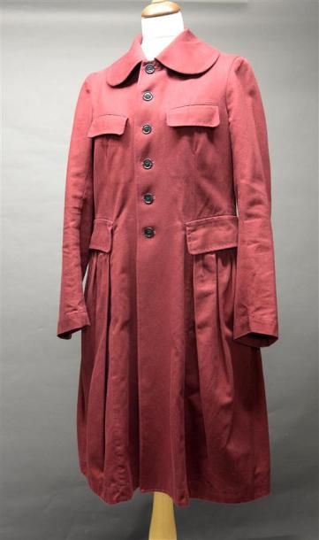 null COMME DES GARCONS, COMME DES GARCONS. Long manteau en coton bordeaux, important...