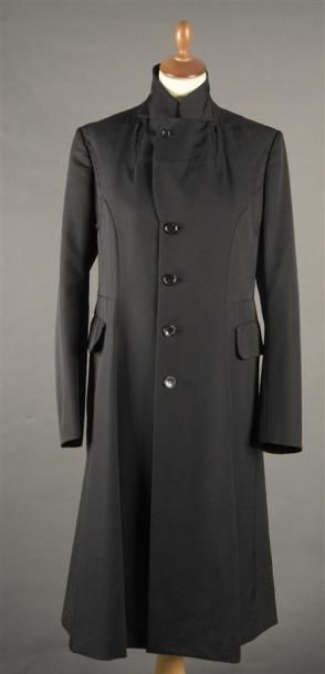 null COMME DES GARCONS. Long manteau en gabardine de laine noire à effet de découpes,...