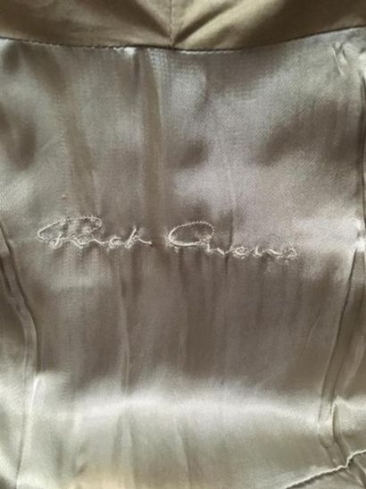 null RICK OWENS. Blouson en cuir vieilli ocre, col montant croisé sur femeture éclair,...