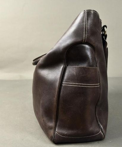 null CELINE. Sac cabas en cuir glacé marron à surpiqûres blanches, double poignée,...