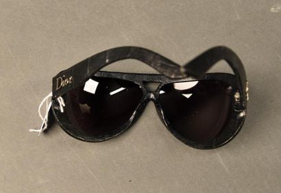 null Christian DIOR. Paire de lunettes de soleil recouvertes de cuir façon crocodile...