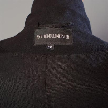 null ANN DEMEULEMEESTER. Veste en gabardine de laine noire ourlée et revers du col...