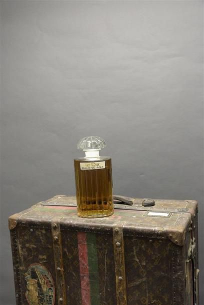 null BALENCIAGA. Flacon factice du parfum "Le Dix". H: 25cm.