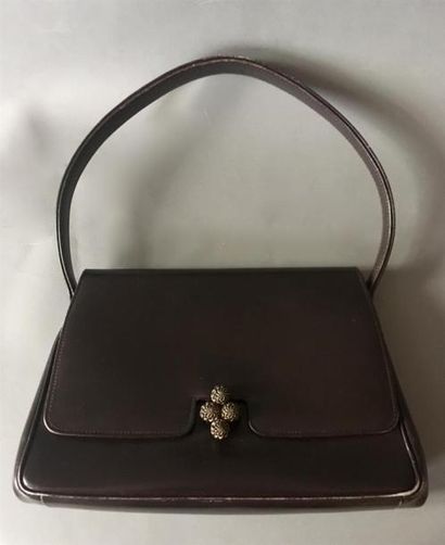 null Germaine GUERIN. Sac en box chocolat, fermoir bijoux à quatre boules s'entrecroisant...