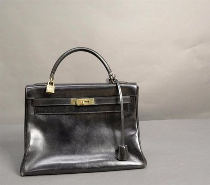 null HERMES Paris. Sac Kelly 32cm en box noir, fermoir et attaches en métal doré,...