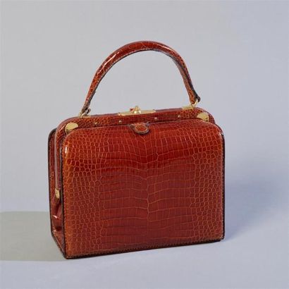 null Fernande DESGRANGES, circa 1950. Sac en crocodile cognac à surpiqûres ton sur...