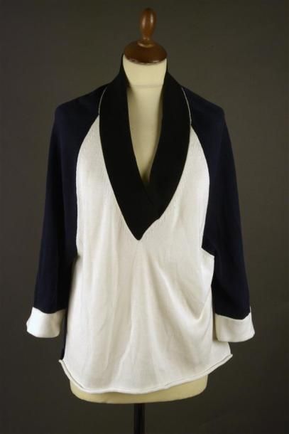 null Liviana CONTI. Pull en coton tricolore marine, noir, blanc, encolure en V, manches...