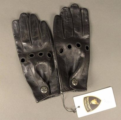 null LAMBORGHINI. Paire de gants pour homme de conduite en cuir noir perforé, fermoir...