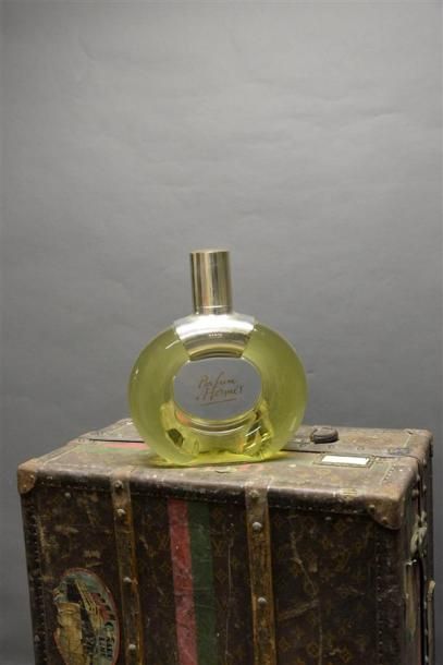 null HERMES. Important flacon factice "Parfum d'Hermes".