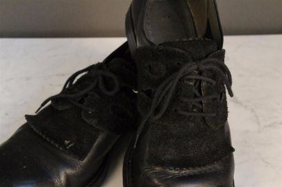 null COMME des GARCONS Paire de chaussures à lacets en cuir et daim noir. Etat d'usage....