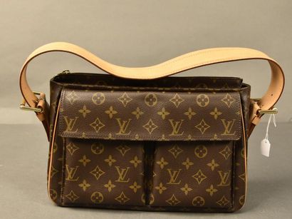 null Louis VUITTON. Sac besace en toile monogram et cuir naturel, demi anse reglable,...