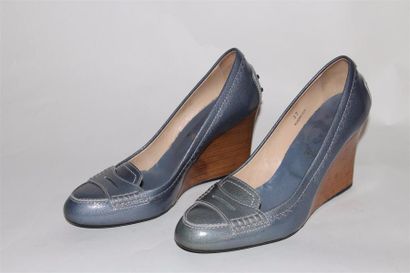 null TOD'S Paire de mocassins en cuir vernis bleu gris, sur talon compensé en bois,...