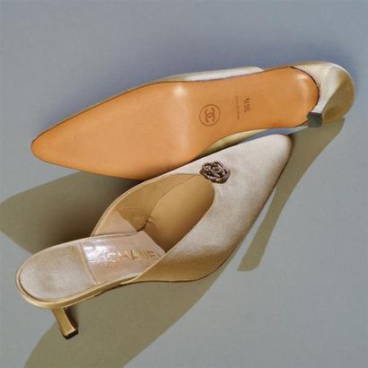 null CHANEL. Paire de mules bout pointu en satin de soie irisé beige, empeigne rehaussée...