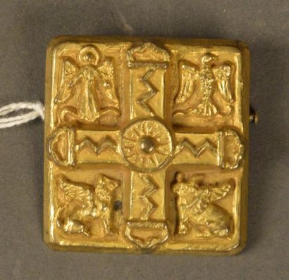 null L. MULLER. Broche en métal doré de forme carrée, gravé au centre d'une croix...