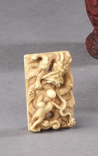 null JAPON - XIXe siècle Netsuke en ivoire, paysan tyrannisé par deux kappa. (Egrenures)....