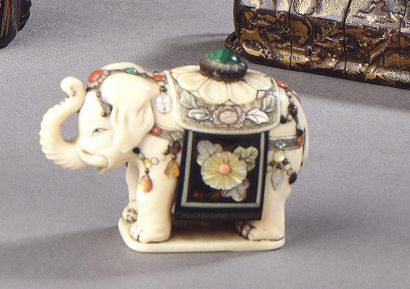 null JAPON - Epoque MEIJI (1868 - 1912) Netsuke en ivoire, éléphant debout à décor...