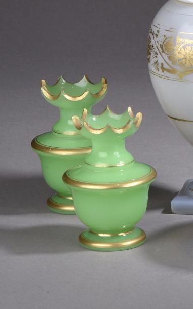 null FRANCE Paire de petits vases en opaline verte à décor de filets or XIXe siècle...