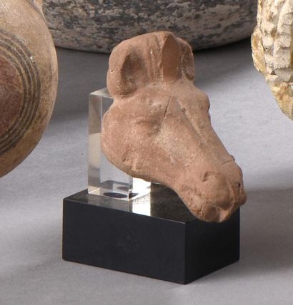  Deux têtes d'équidés en terre cuite ocre Egypte, atelier d'Alexandrie, période égyptienne...