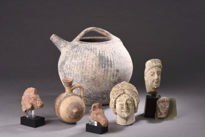  Deux têtes d'équidés en terre cuite ocre Egypte, atelier d'Alexandrie, période égyptienne...