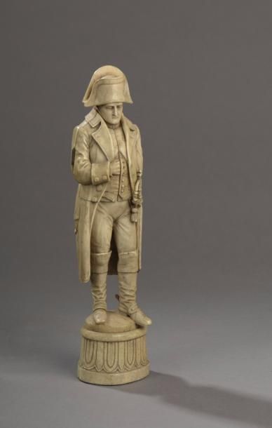 null Statue en pied de Napoléon Bonaparte en ivoire sculpté, le torse ouvrant à deux...