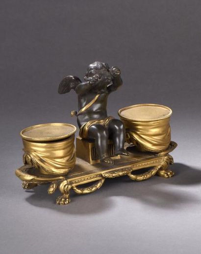 null Encrier à l' " Amour tambourineur " en bronze doré et bronze patiné. XIXe siècle...
