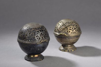 null Deux boules à éponge en métal XVIIIe siècle D. 9 et 8,3 cm MH 