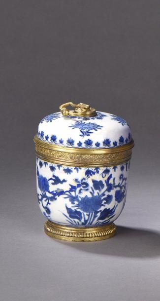 null Pot couvert en porcelaine blanche ornée de fleurs bleues XVIIIe siècle H. 15...