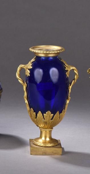 null Vase ovoïde en cristal bleu à monture à deux anses en bronze doré ornée de branches...