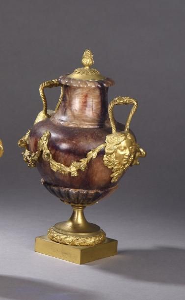 null Vase couvert simulé en spath fluor dit " blue john ". Monture en bronze doré...