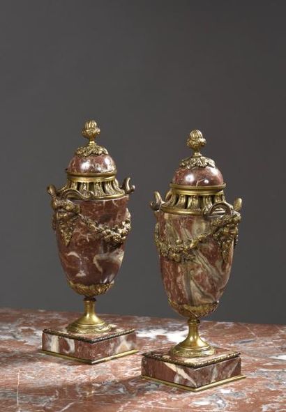 null Paire de vases couverts de forme balustre en marbre à monture en bronze doré...