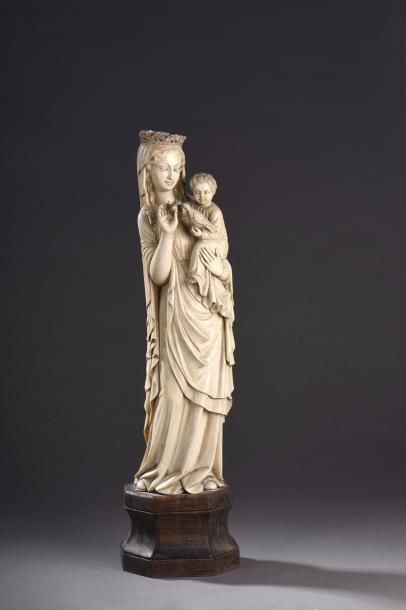 null Grande statuette de Vierge couronnée à l'Enfant en ivoire tenant une colombe....
