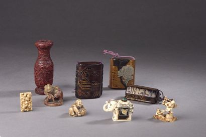 null CHINE - XVIIe siècle Porte-baguettes d'encens en laque rouge sculpté de pivoines...