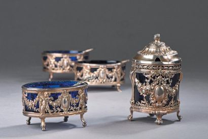 null Ensemble de trois salières et un moutardier en argent garni de leurs verres...