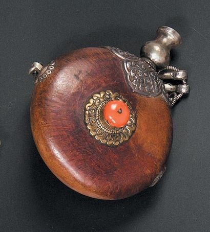 null Petite flasque discoïde, Tibet, XIXe siècle Loupe de thuya, laiton, fer et cabochons...
