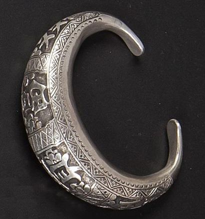 null Joli bracelet, Chine, début du XXe siècle Argent
Poids brut 42,2 g SLG Le décor...