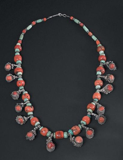 MAROC 
Important collier traditionnel composé de perles de corail et d'amazonite...