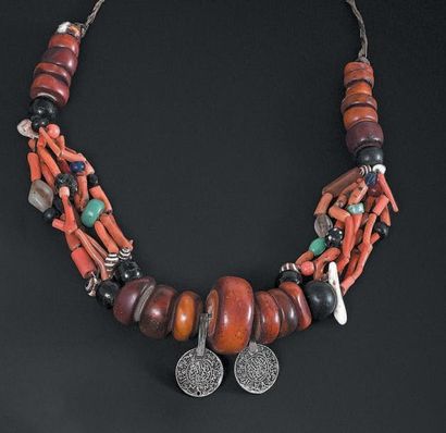 MAROC, Région de l'Anti-Atlas occidental 
Opulent collier traditionnel composé d'éléments...