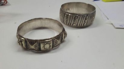MAROC septentrional 
Deux bracelets en argent moulé
D. 7 cm SLG
Poids net: 321,16...