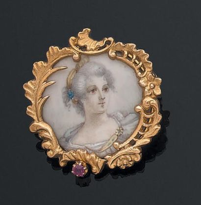 null Broche ornée d'une miniature émaillée en polychromie figurant une femme en buste,...